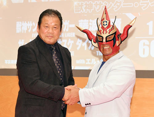 引退試合でタッグを組む藤波（左）と握手を交わす獣神サンダー・ライガー（撮影・滝沢徹郎）
