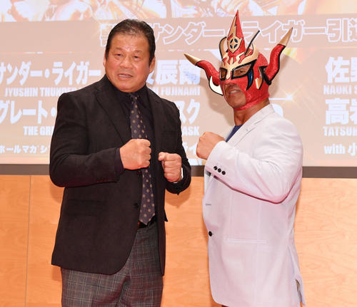引退試合でタッグを組む藤波（左）と獣神サンダー・ライガーはポーズを決める（撮影・滝沢徹郎）