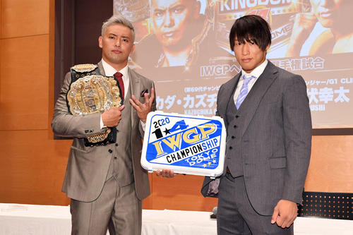会見を終えポーズを決めるIWGPヘビー級チャンピオンのオカダ（左）とチャレンジャーの飯伏（撮影・滝沢徹郎）