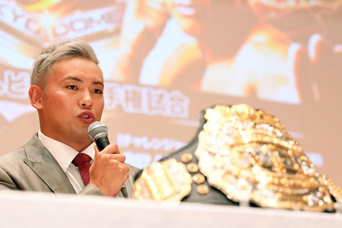 IWGPヘビー級のベルトを前に会見するチャンピオンのオカダ（撮影・滝沢徹郎）