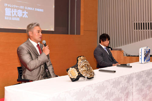 会見するIWGPヘビー級チャンピオンのオカダ（手前）とチャレンジャーの飯伏（撮影・滝沢徹郎）
