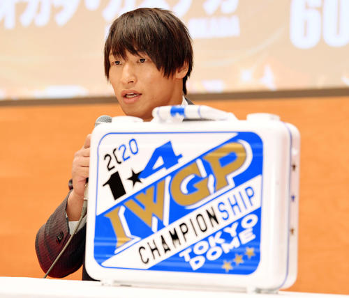 IWGPヘビー級王座挑戦権利証を前に会見する飯伏（撮影・滝沢徹郎）