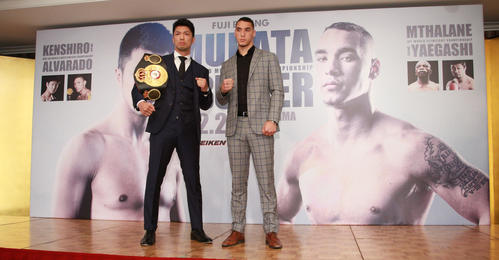 スティーブン・バトラー（右）の挑戦を受けるWBA世界ミドル級王者村田諒太（撮影・中島郁夫）