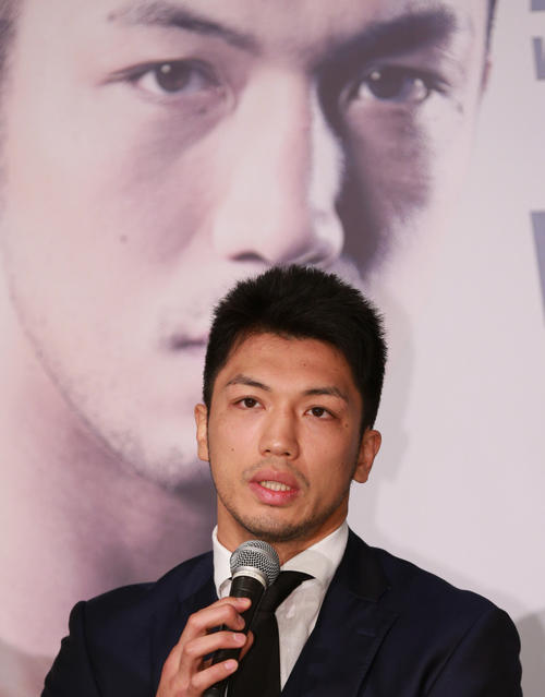 バトラーとの対戦が決まり会見するWBA世界ミドル級王者村田（撮影・中島郁夫）