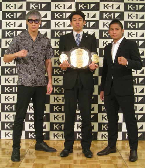 再戦が決まった現王者・瑠輝也（左）と前王者ゲーオ。中央は中村K－1プロデューサー（撮影・吉池彰）