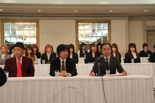 新体制発表会見を行ったスターダム。前列左からスターダムのロッシー小川社長、ブシロード木谷高明取締役、キックロード原田克彦社長、後列はスターダムの選手ら