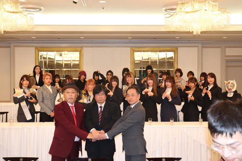 新体制発表会見を行ったスターダム。前列左からスターダムのロッシー小川社長、ブシロード木谷高明取締役、キックロード原田克彦社長、後列はスターダムの選手ら