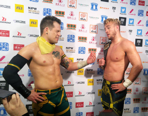 スーパージュニアタッグリーグ公式戦で2敗目を喫したロビー・イーグルス（左）、ウィル・オスプレイ組（撮影・高場泉穂）