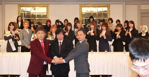 新体制発表会見を行ったスターダムのロッシー小川社長（前列左）、ブシロード木谷高明取締役（同中央）ら（撮影・高場泉穂）