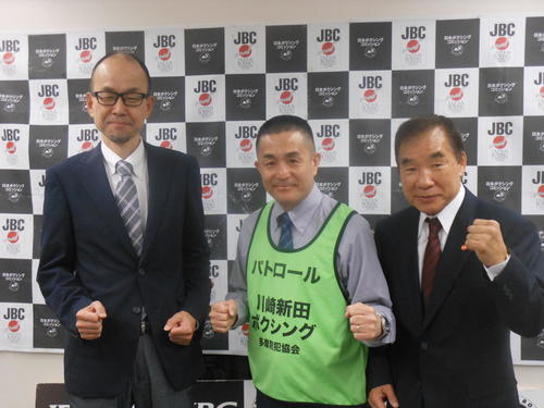 左から全国防犯協会連合会田中法昌代表理事、日本プロボクシング協会新田渉世事務局長、花形進会長