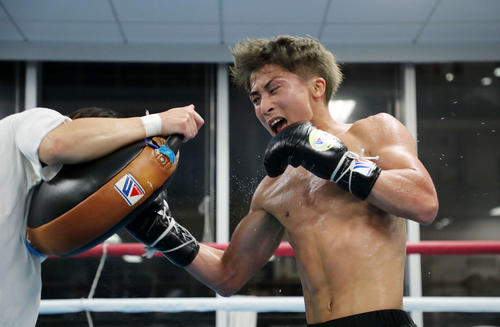ドラムミットを打つ井上尚弥（撮影・鈴木正人）