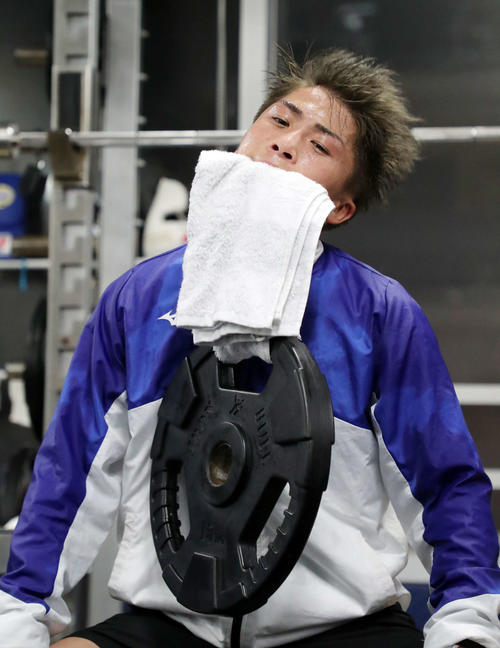 15キロの重りで首を鍛える井上尚弥（撮影・鈴木正人）