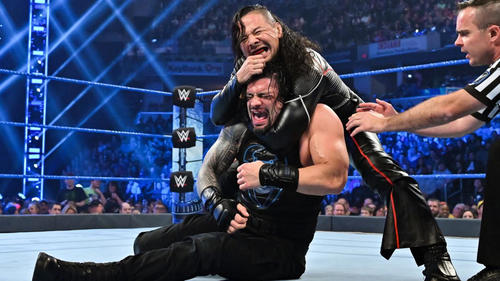 レインズ（手前）を裸絞めで攻め込むインターコンチネンタル王者中邑（C）2019WWE,Inc.AllRightsReserved
