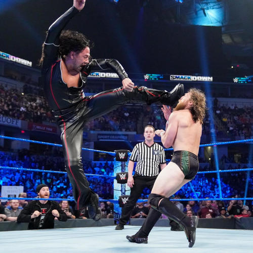 ブライアン（右）にライダーキックを見舞ったインターコンチネンタル王者中邑（C）2019WWE,Inc.AllRightsReserved