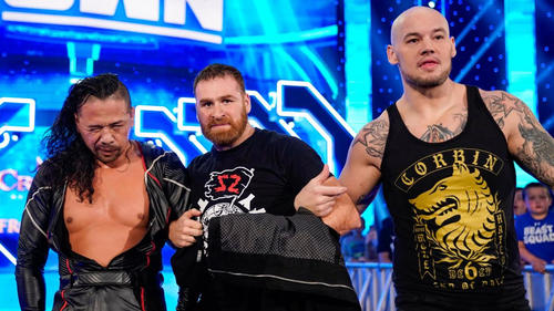 コービン（左端）、ゼイン（中央）とステージを引き揚げるインターコンチネンタル王者中邑（C）2019WWE,Inc.AllRightsReserved