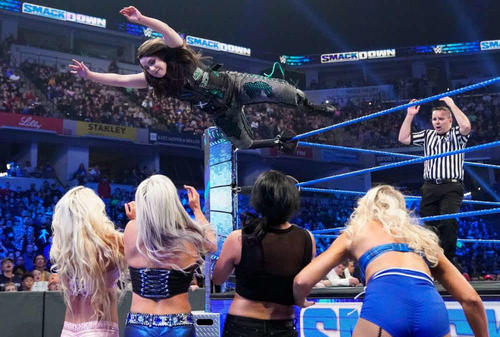 場外にいた4選手に向けてボディープレスを仕掛けたクロス（上）（C）2019WWE,Inc.AllRightsReserved