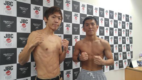 WBOアジアパシフィックフライ級タイトルマッチの前日計量をクリアした王者阪下優友と望月直樹