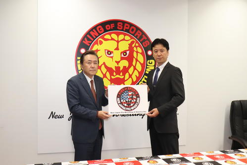 新日本プロレスは米国に新会社を設立したことを発表。会見を行った新日本プロレス菅林直樹会長（左）と新会社の大張高己代表