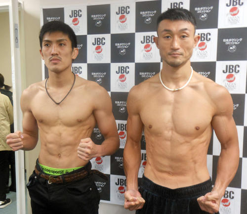計量をクリアした垂水稔朗（左）と小原佳太