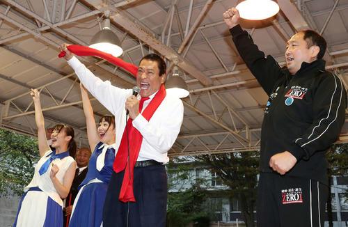靖国神社奉納プロレスでリングに上がって「1・2・3・ダーッ！」を決めるアントニオ猪木氏。右はZERO1の大谷晋二郎（撮影・丹羽敏通）