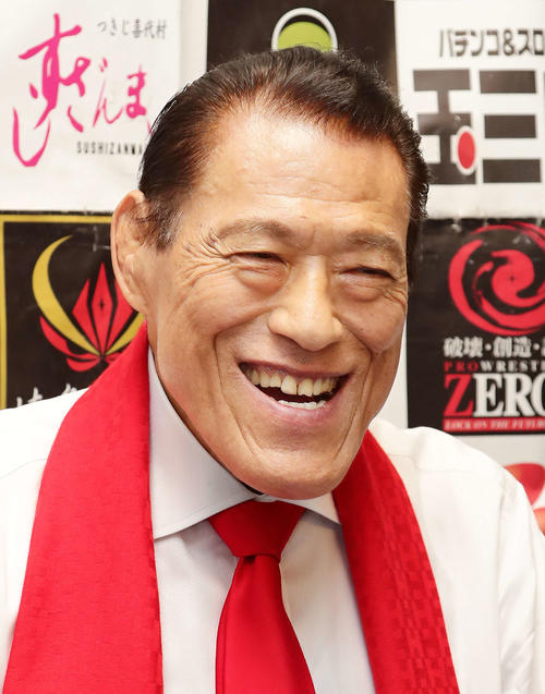 囲み取材に応じるアントニオ猪木氏（撮影・丹羽敏通）