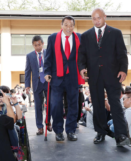 靖国神社のリングへ上がるアントニオ猪木氏（撮影・丹羽敏通）