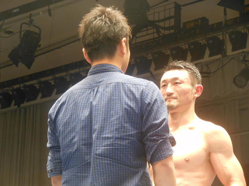 日本王者永野祐樹（左）への挑戦権獲得の小原佳太は試合後にフェイスオフ