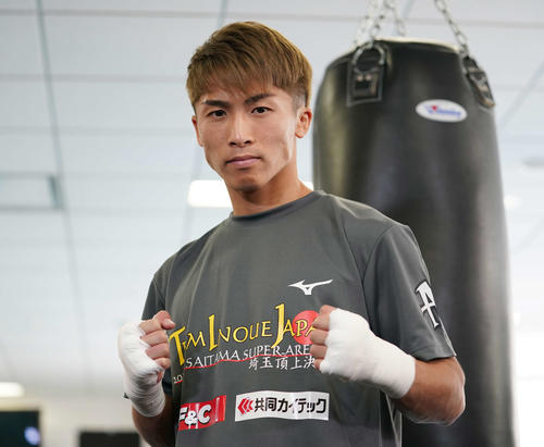 トレーニングを公開し、ファイティングポーズを取る井上尚（撮影・鈴木みどり）