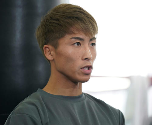 トレーニングを公開し、記者の質問に答える井上尚（撮影・鈴木みどり）