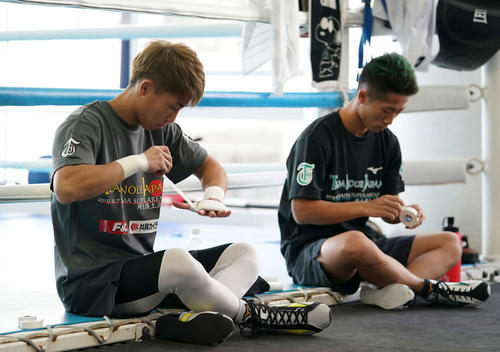 トレーニングを公開し、バンテージを巻く井上尚（左）。右は弟の拓真（撮影・鈴木みどり）