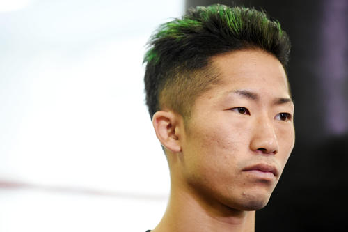 髪を緑に染め、会見に臨む井上拓（撮影・横山健太）