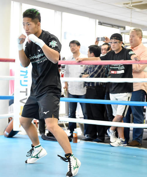 シャドーボクシングで軽快な動きを見せる井上拓（左）。右は真吾トレーナー（撮影・横山健太）