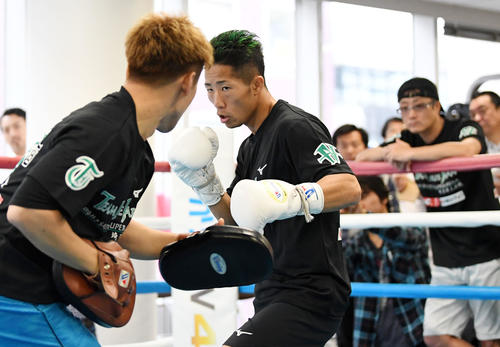 ミット打ちで軽快な動きを見せる井上拓（撮影・横山健太）