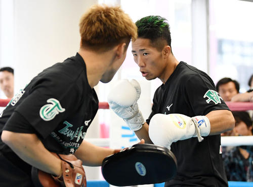 ミット打ちで軽快な動きを見せる井上拓（撮影・横山健太）