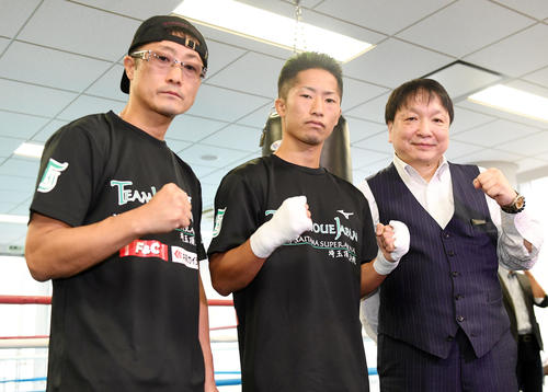ポーズを決める井上拓（中央）。左は父の真吾トレーナー、右は大橋会長（撮影・横山健太）