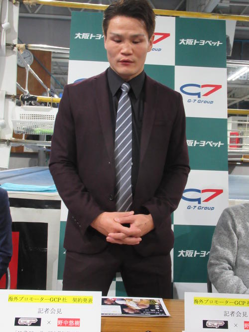 会見に臨む野中