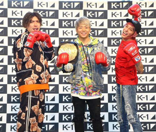 11月24日の横浜大会PRイベントで共演した武尊（中央）とEXITの2人（C）M－1　Sports　Media