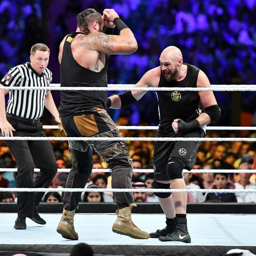 ストローマン（左）にパンチを打ち込む元3団体統一ヘビー級王者フューリー（C）2019 WWE, Inc. All Rights Reserved