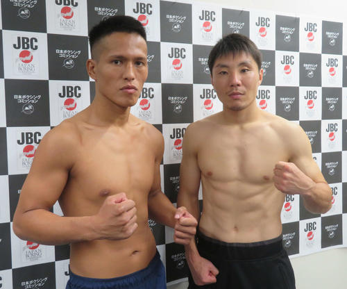 計量パスした日本スーパーウエルター級王者松永（右）と挑戦者の越川