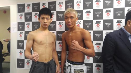 東日本新人王決勝の前日計量をクリアしたフェザー級の今成太希と亀田京之介