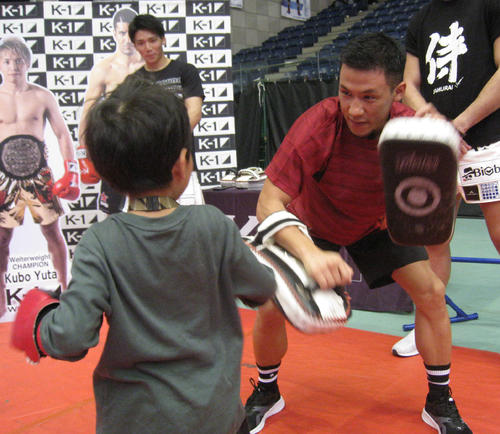 子どもとミット打ちを行う卜部弘嵩（右）（撮影・吉池彰）