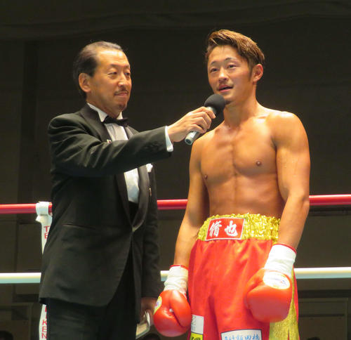 初めてメイン出場し、3回KO勝ちを収めた日本スーパーフェザー級3位正木（右）