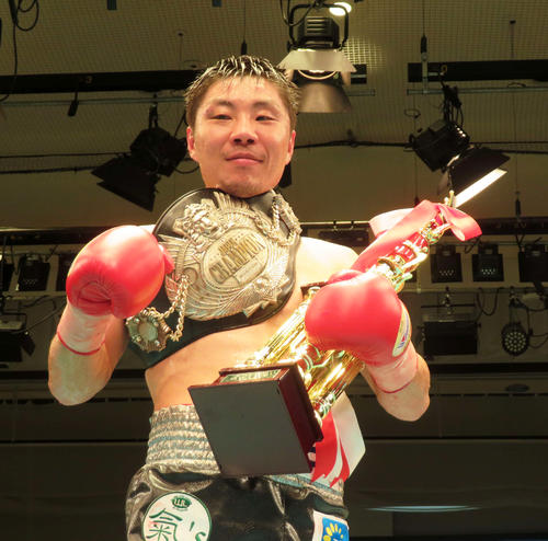 初防衛に成功した日本スーパーウエルター級王者松永（撮影・藤中栄二）