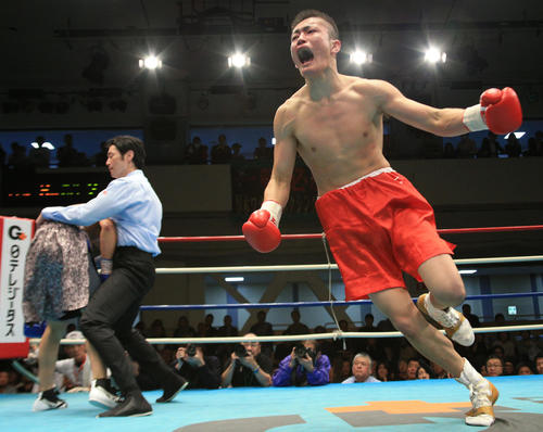 小林柾貴（左）を下し雄たけびを上げる本多航大（撮影・中島郁夫）