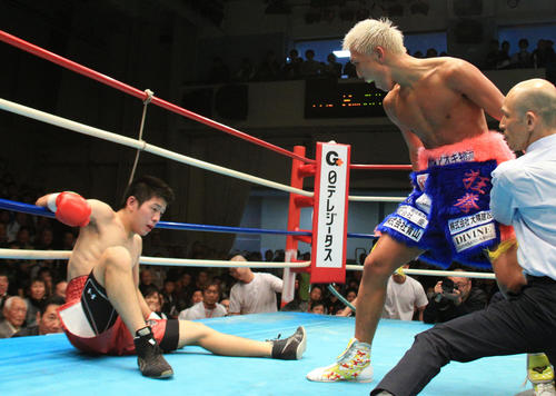 今成太希（左）からダウンを奪いほえかかる亀田京之介（撮影・中島郁夫）