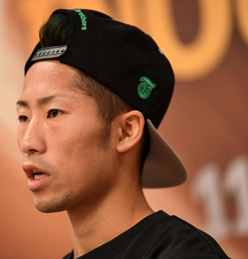 予備検診を終え、試合への意気込みを語る井上拓（撮影・横山健太）