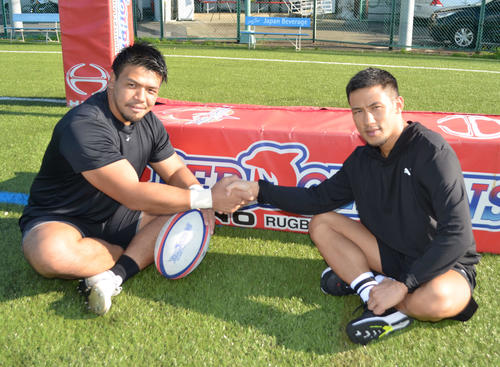 友人の元ラグビー日本代表・木津武士に24日のトーナメント優勝を誓う卜部弘嵩（右）（撮影・吉池彰）