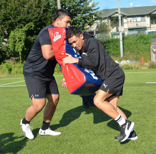 友人の元ラグビー日本代表・木津武士とラグビートレーニングを行う卜部弘嵩（右）（撮影・吉池彰）