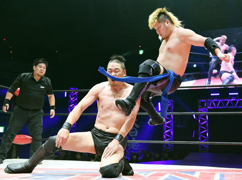 佐藤対橋本　佐藤（左）にシャイニングウィザードを見舞う橋本（撮影・滝沢徹郎）