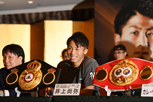 会見で笑顔を見せる井上尚（撮影・横山健太）